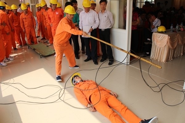 cach-so-cuu-nguoi-bi-dien-giat-tai-cho